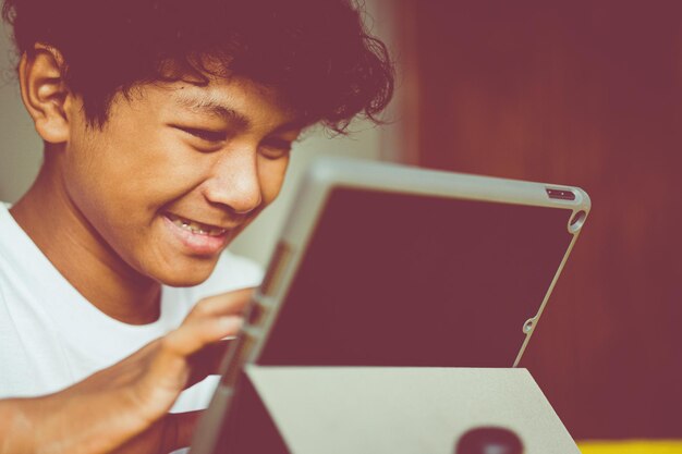 Photo portrait of mid adult man using mobile phone