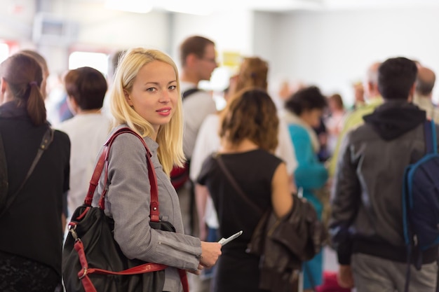 Foto ritratto di una donna adulta in piedi all'aeroporto