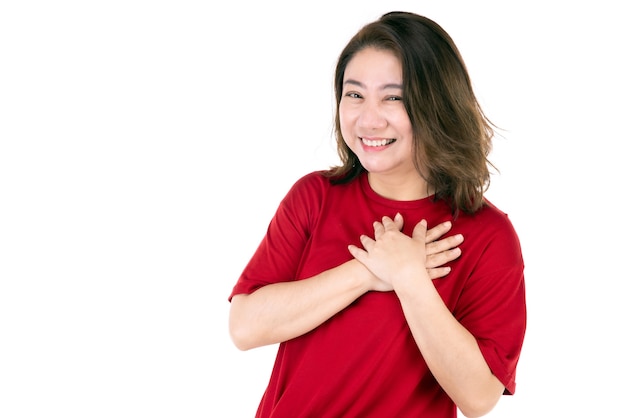 Портрет азиатской женщины среднего возраста 40-х годов, изолированной на белом, уверенная в себе зрелая женщина в повседневной одежде с улыбающимся лицом