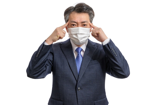 白いフェイスマスクを身に着けている中年のアジアのビジネスマンの肖像画。
