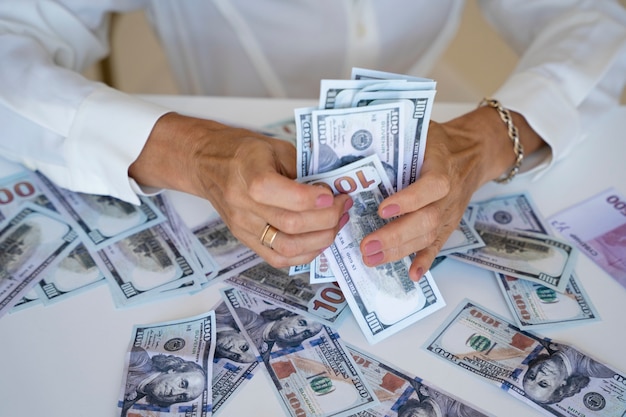 Photo portrait of middle-aged blonde rich woman with cash money