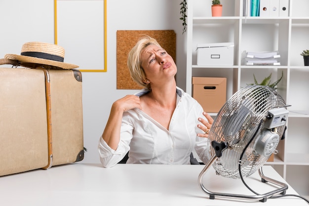 Photo portrait of middle aged businesswoman in office