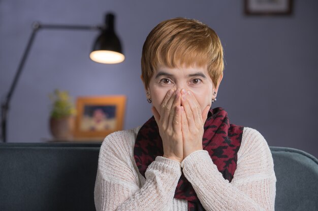 Photo portrait of middle-aged woman sitting at home