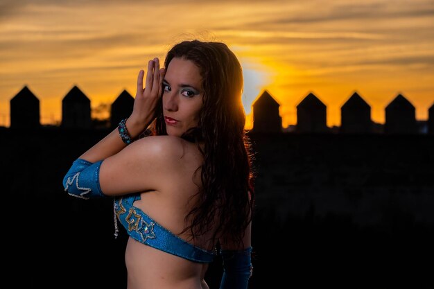 Photo portrait of a middle eastern dancer at sunset