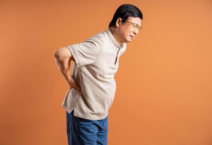 Photo 茶色の背景にポーズをとる中年のアジア人男性の肖像画