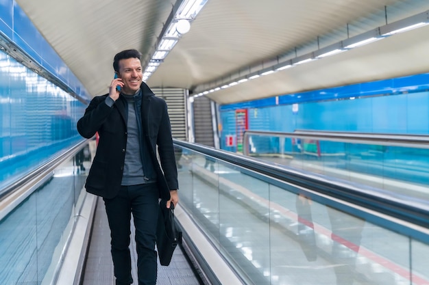 Портрет кавказского бизнесмена средних лет, спускающегося в метро по дороге на работу