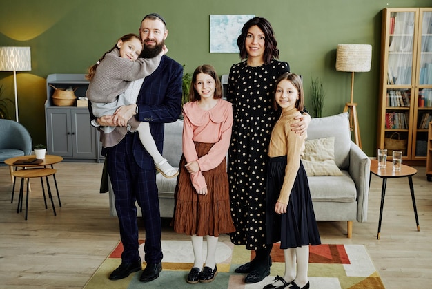 Photo portrait of modern jewish family at home