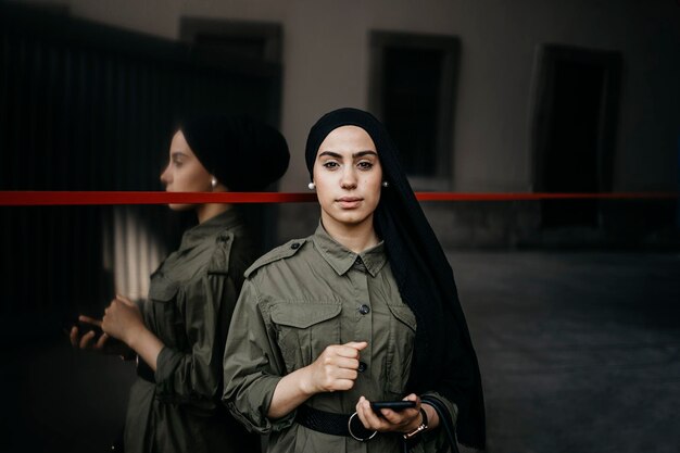 Foto ritratto di una donna musulmana moderna all'aperto