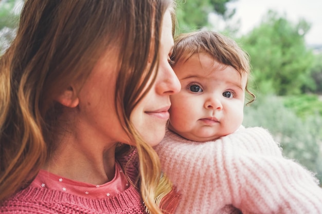 Photo portrait of mother and baby girl