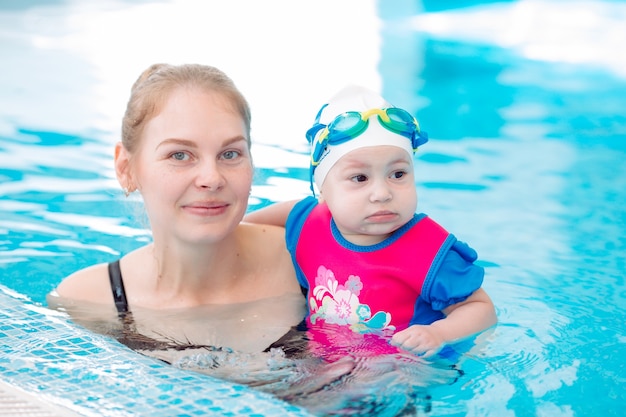 プールで母と子の肖像画。