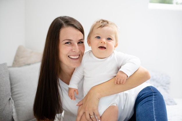 Photo portrait of mother and daughter at home