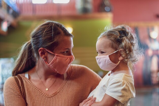 Foto ritratto di madre e figlia all'aperto