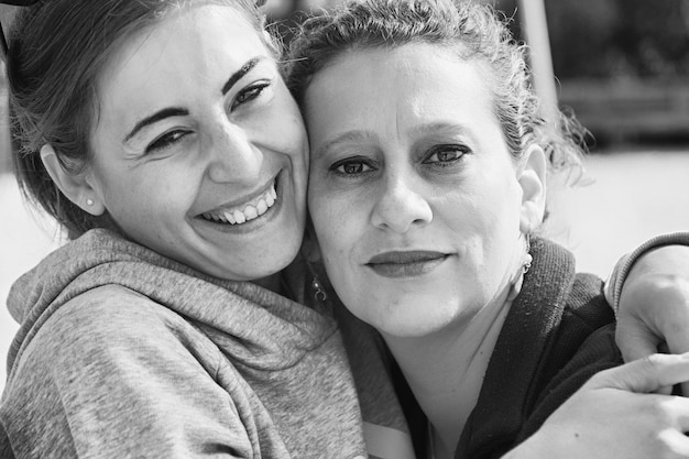 Photo portrait of mother and daughter outdoors