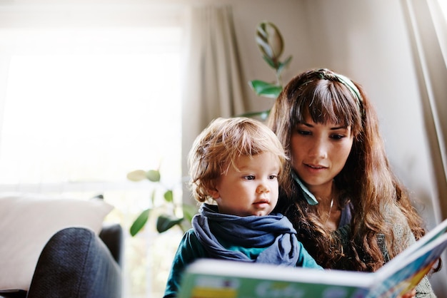 Photo portrait of mother and daughter sitting at home