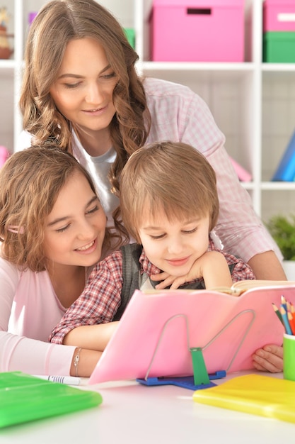 Photo portrait of a mother helping with homework