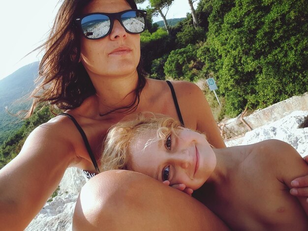 Foto ritratto di madre e figlio in spiaggia