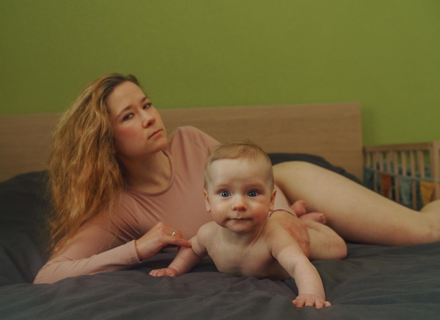 Photo portrait of mother and son lying on bed