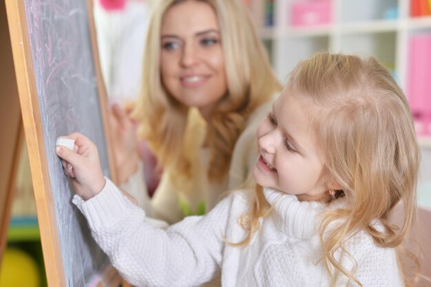 Foto ritratto di una madre con la piccola figlia