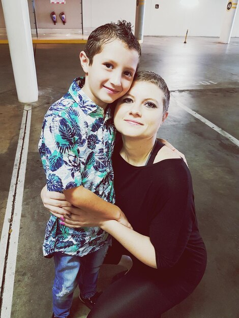 Photo portrait of mother with son at parking lot