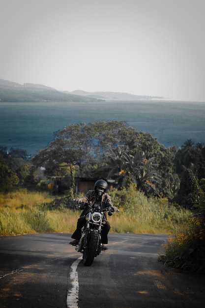 Foto ritratto di un motociclista nelle maluku settentrionali