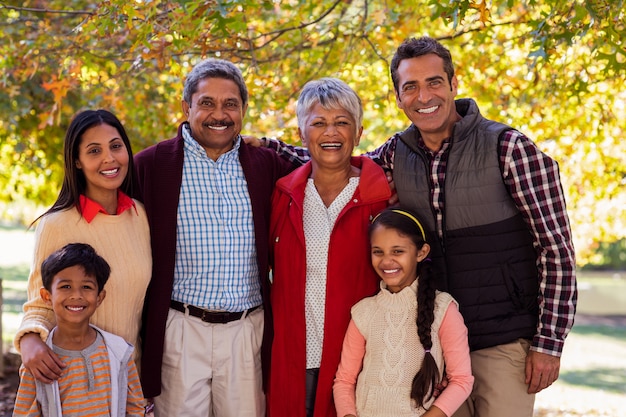 Ritratto della famiglia di diverse generazioni che sta al parco