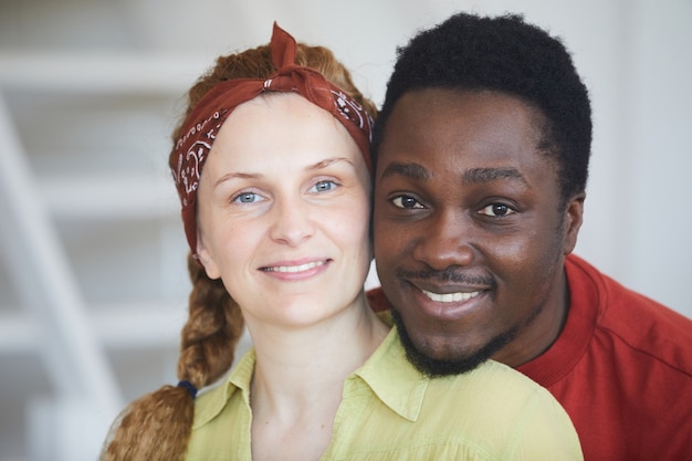 笑顔の多民族の若いカップルの肖像画
