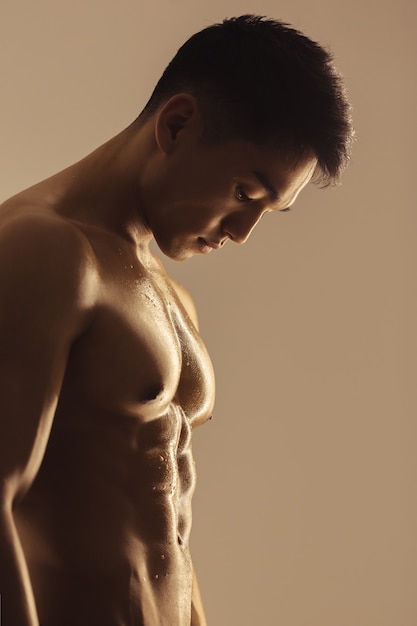 Photo portrait of muscular asian man indoors in studio