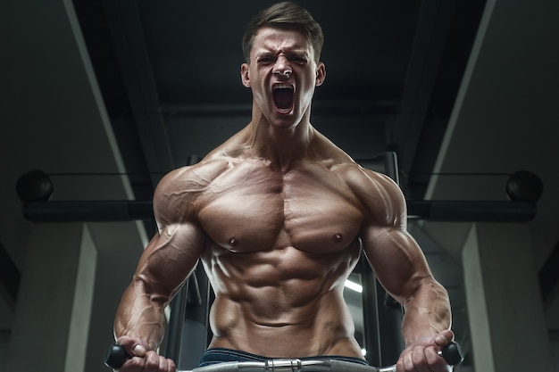 Foto ritratto di un uomo muscoloso in palestra