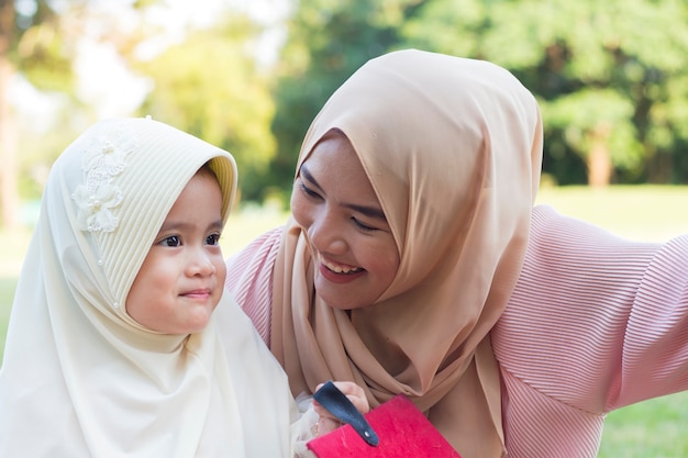 一緒にイスラム教徒の母と娘の肖像画