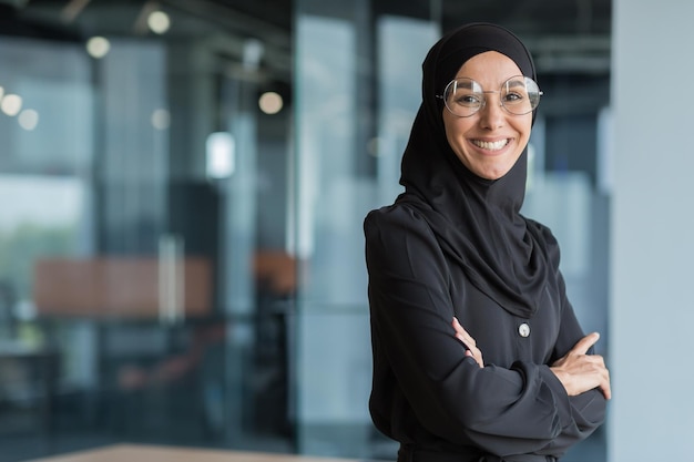 미소하고 카메라를보고 사무실 비즈니스 여자에서 직장에서 히잡을 쓴 이슬람 여성의 초상화
