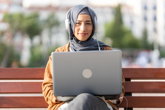 Photo portrait of a muslim woman using a laptop