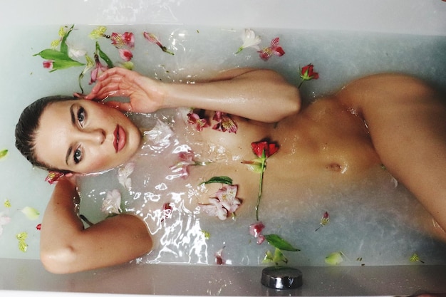 Foto ritratto di una donna nuda nella vasca da bagno