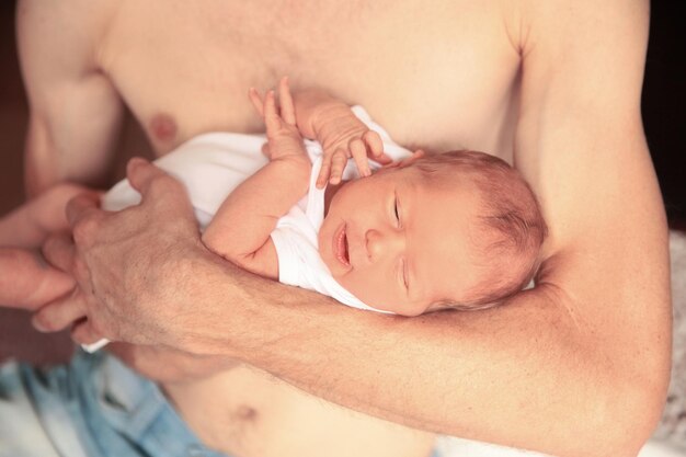 Foto ritratto di un neonato tra le braccia di suo padre