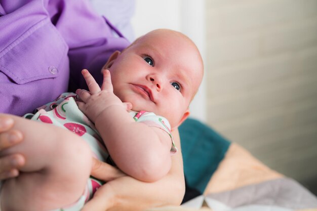 Photo portrait of a newborn baby girl in her mother's arms