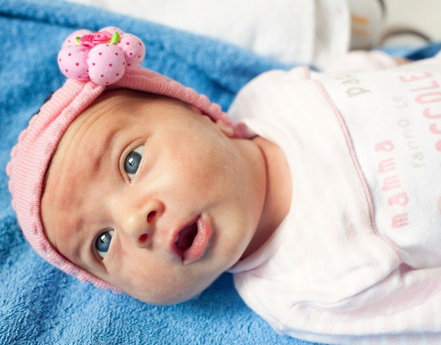Foto ritratto di una neonata appena nata
