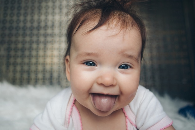 Портрет новорожденного ребенка с высунутым языком