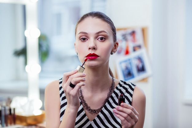 Ritratto di una bella giovane donna con un rossetto rosso