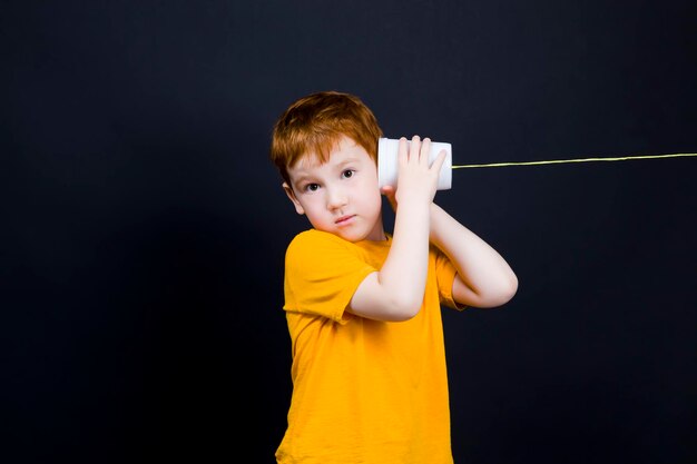 赤い髪の素敵な男の子の肖像画