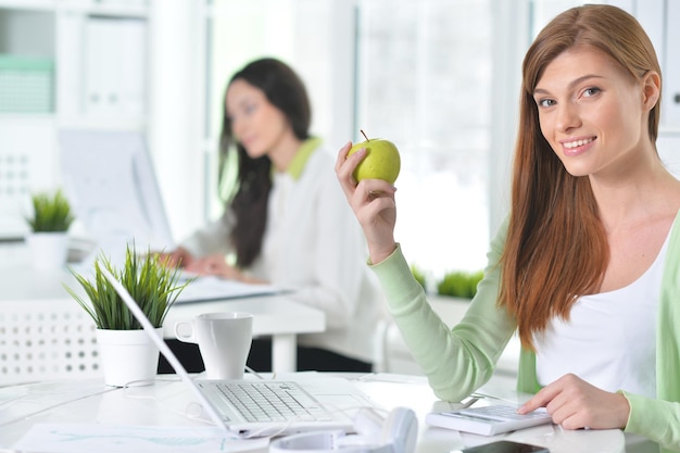 Photo portrait of a nice business woman with a laptop in the office