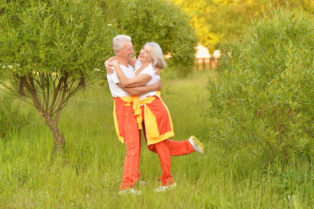 Портрет красивой зрелой пары в весеннем парке
