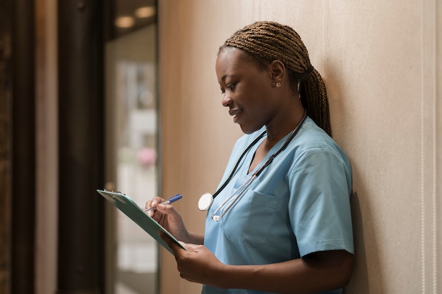 Foto ritratto di infermiera in camice presso la clinica