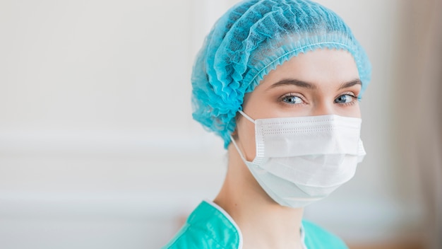 Foto infermiera ritratto con mascherina medica