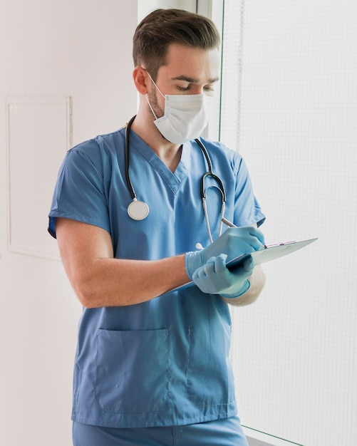 Photo portrait of nurse writing medical notes