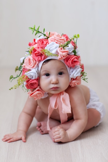 写真 バラで作られた帽子の女の赤ちゃんの肖像画