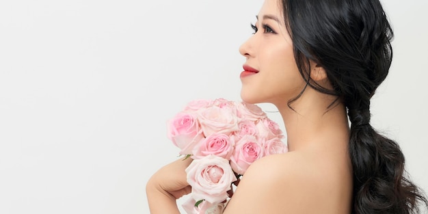 Портрет красивой девушки с букетом роз красота и мода