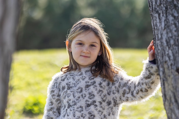 写真 夏の公園で美しい小さな女の子の肖像画