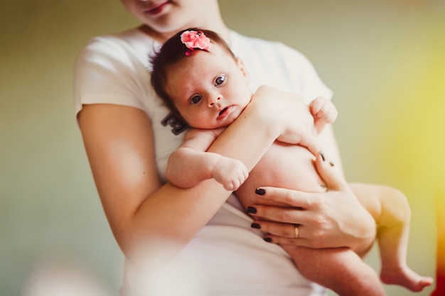 写真 屋内で彼女の生まれたばかりの赤ちゃんと美しい母親の肖像画