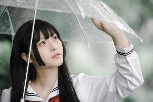 写真 雨の中の美しい女性の肖像画