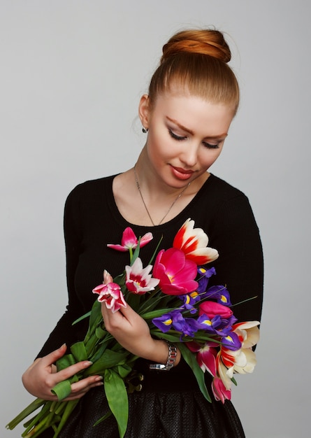 Фото Портрет красивой женщины с цветами