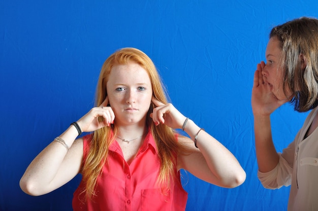 写真 青い背景の美しい若い女性の肖像画